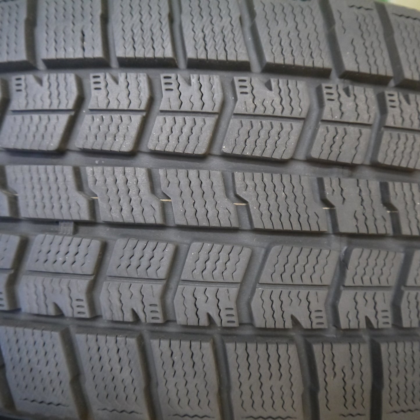 バリ溝！25年！キレイ！9.5分★LEONIS NAVIA 07 225/45R18 スタッドレス グッドイヤー アイスナビ7 レオニス ナヴィア 18インチ PCD114.3/5H★6042710Hス