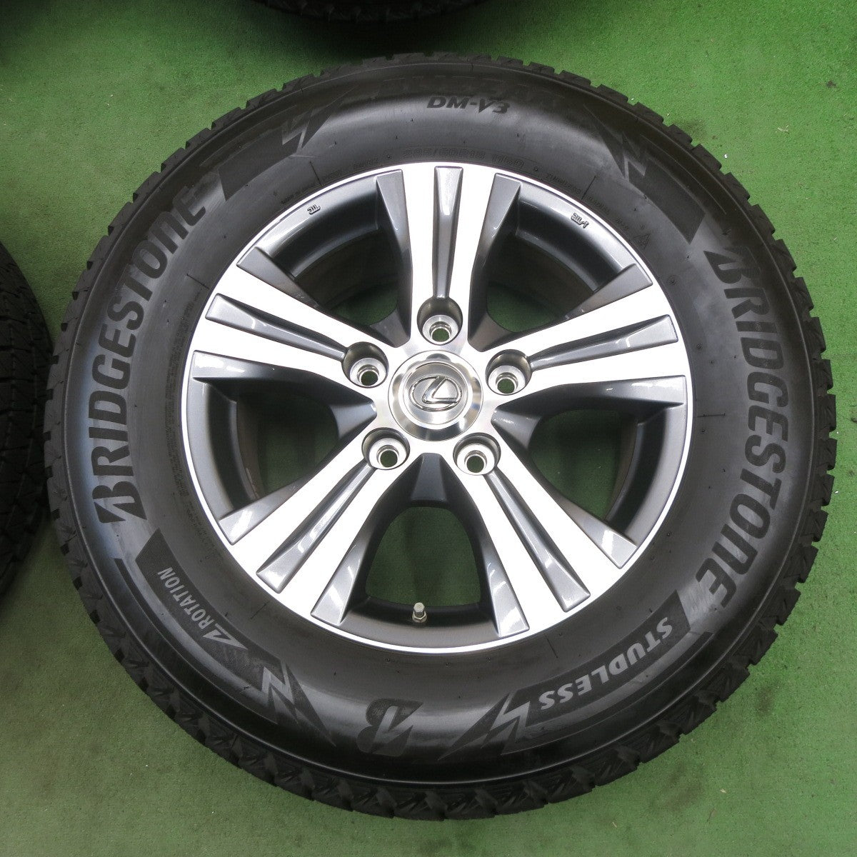 バリ溝！23年！キレイ！9.5分★レクサス LX 純正 285/60R18 スタッドレス ブリヂストン ブリザック DM-V3 18インチ PCD150/5H★6012802ナス