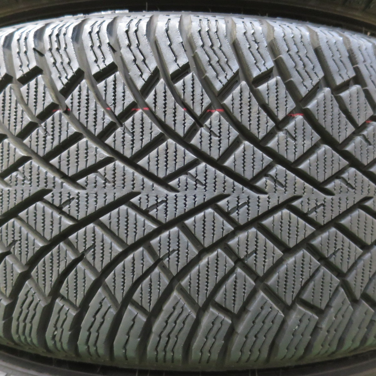 バリ溝！24年！キレイ！9.5分★BMW 等 MAK FAHR 225/50R17 スタッドレス ノキアン タイヤ ハッカペリッタ R5 ファー 17インチ PCD112/5H★6010607イス