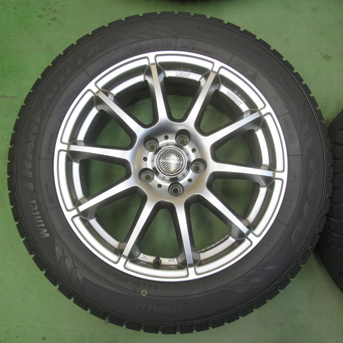 バリ溝！22年！キレイ！9.5分以上★スタッドレス 215/60R17 トーヨー ウインター トランパス TX SCHNEIDER シュナイダー 17インチ PCD114.3/5H★6032309イス