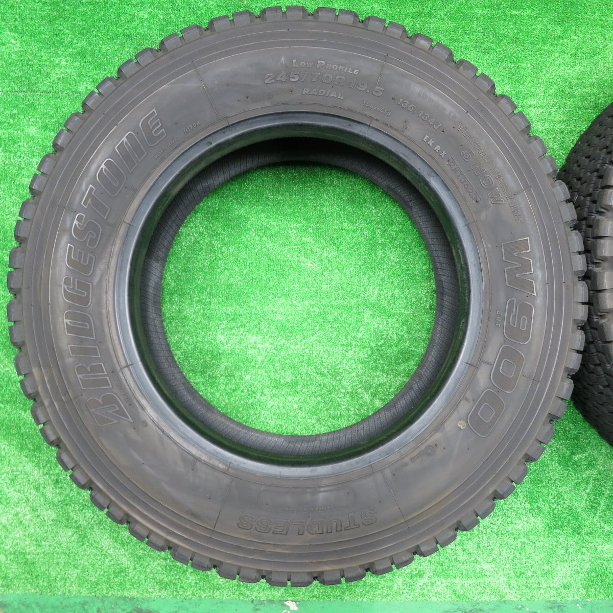 *送料無料* バリ溝！23年！9.5分★トラック タイヤ 245/70R19.5 136/134J スタッドレス ブリヂストン W900 19.5インチ★4072002NJスタ