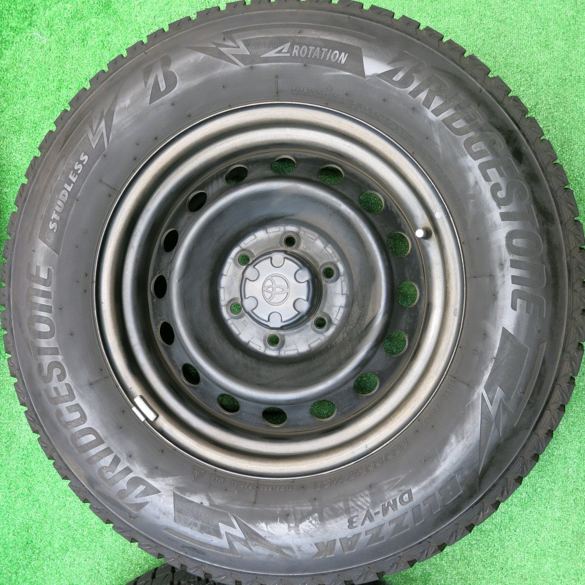 バリ溝！23年！9.5分★トヨタ FJクルーザー 純正 スチール 265/65R17 スタッドレス ブリヂストン ブリザック DM-V3 17インチ PCD139.7/6H★5101801HAス