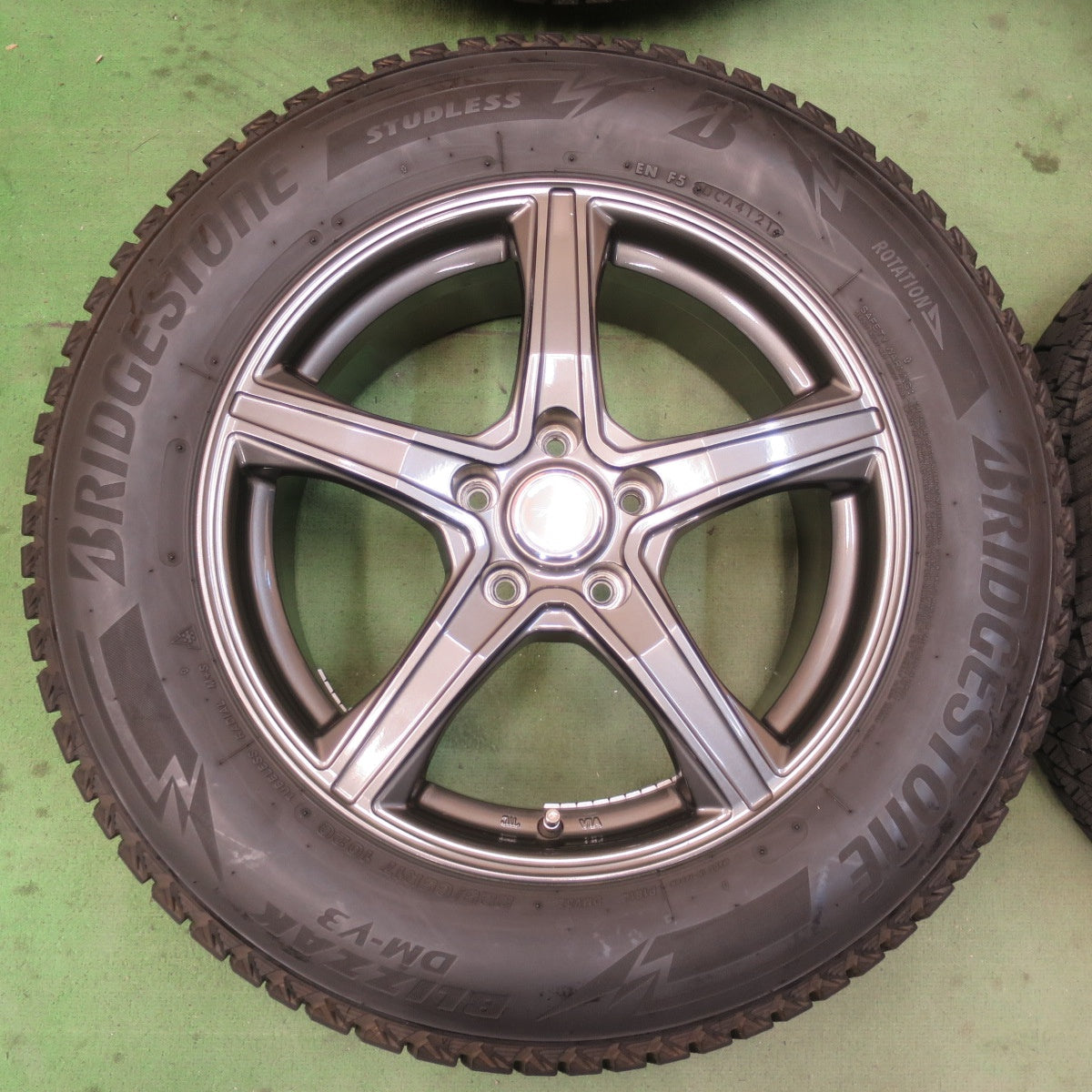 バリ溝！キレイ！9分★スタッドレス 225/65R17 ブリヂストン ブリザック DM-V3 TOPRUN トップラン 17インチ PCD114.3/5H★6031102イス
