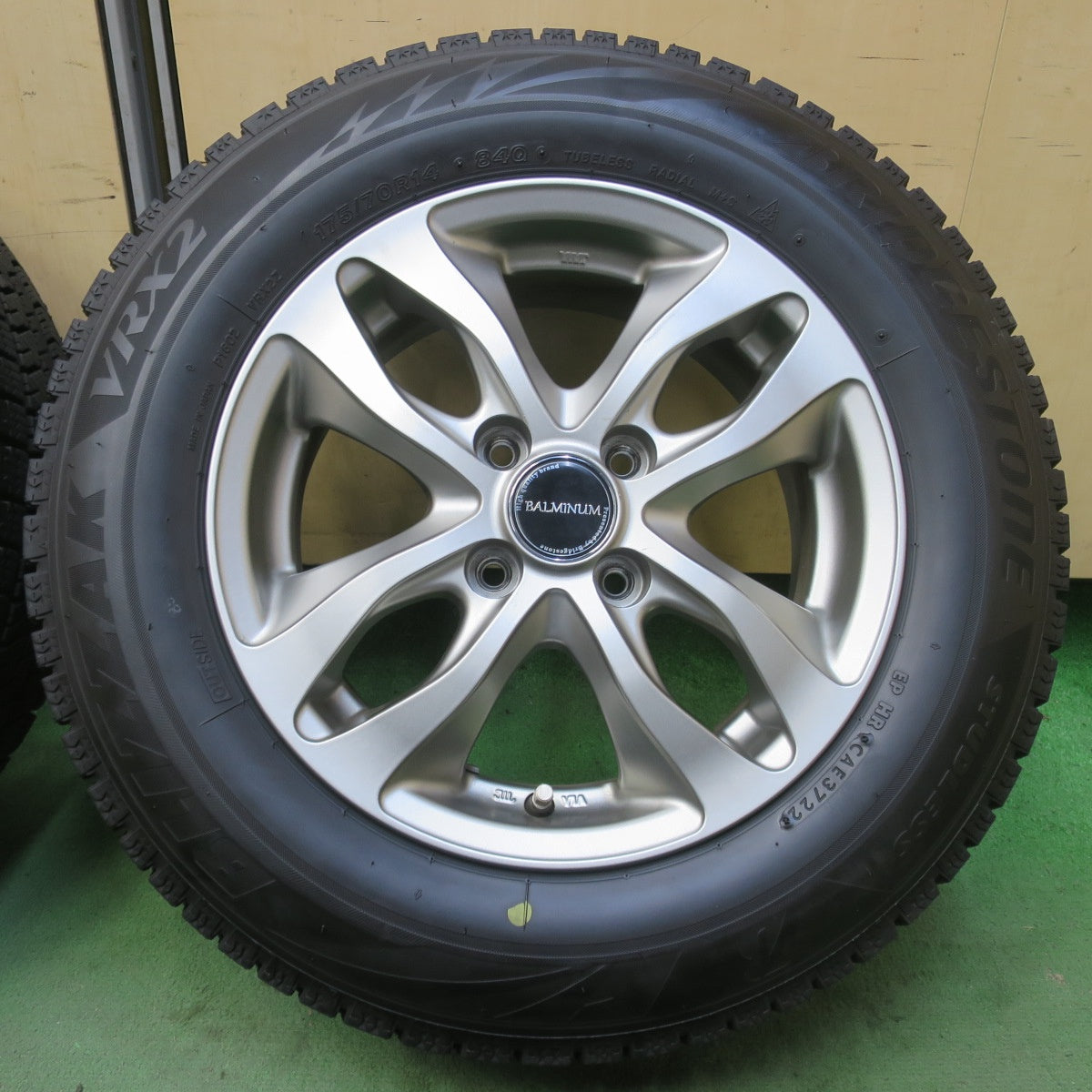 バリ溝！22年！キレイ！9.5分◎スタッドレス 175/70R14 ブリヂストン ブリザック VRX2 BALMINUM DS-M バルミナ 14インチ PCD100/4H◎6100704イス