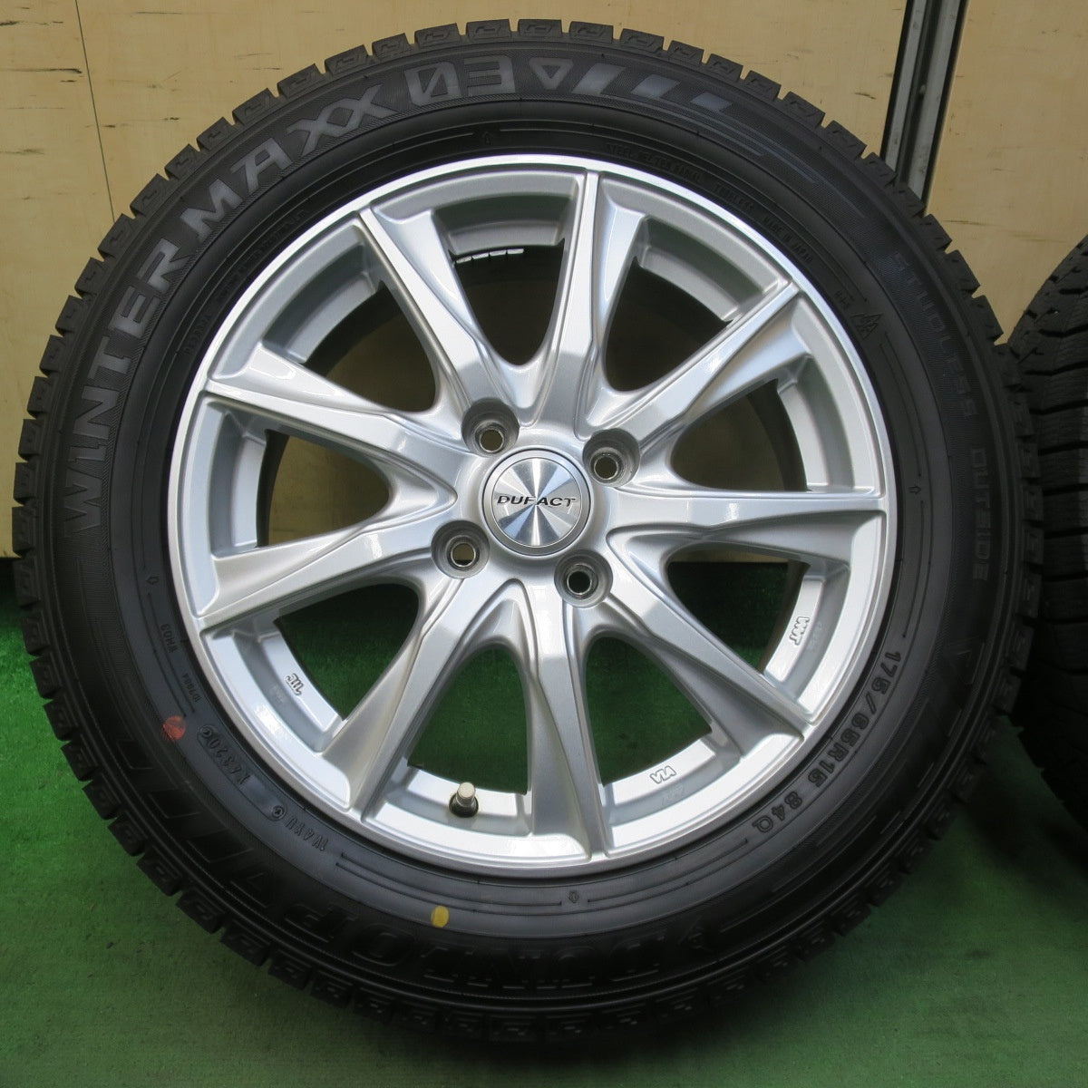 バリ溝！キレイ！ほぼ10分★スタッドレス 175/65R15 ダンロップ ウインターマックス 03 DUFACT デュファクト 15インチ PCD100/4H★5102406イス