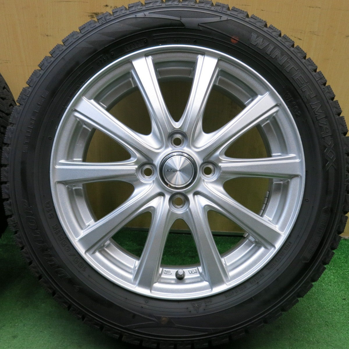 バリ溝！24年！キレイ！ほぼ10分★スタッドレス 165/65R15 ダンロップ ウインターマックス WM02 AZ Sports AZスポーツ 軽サイズ タフト 等 PCD100/4H★5081408HAス