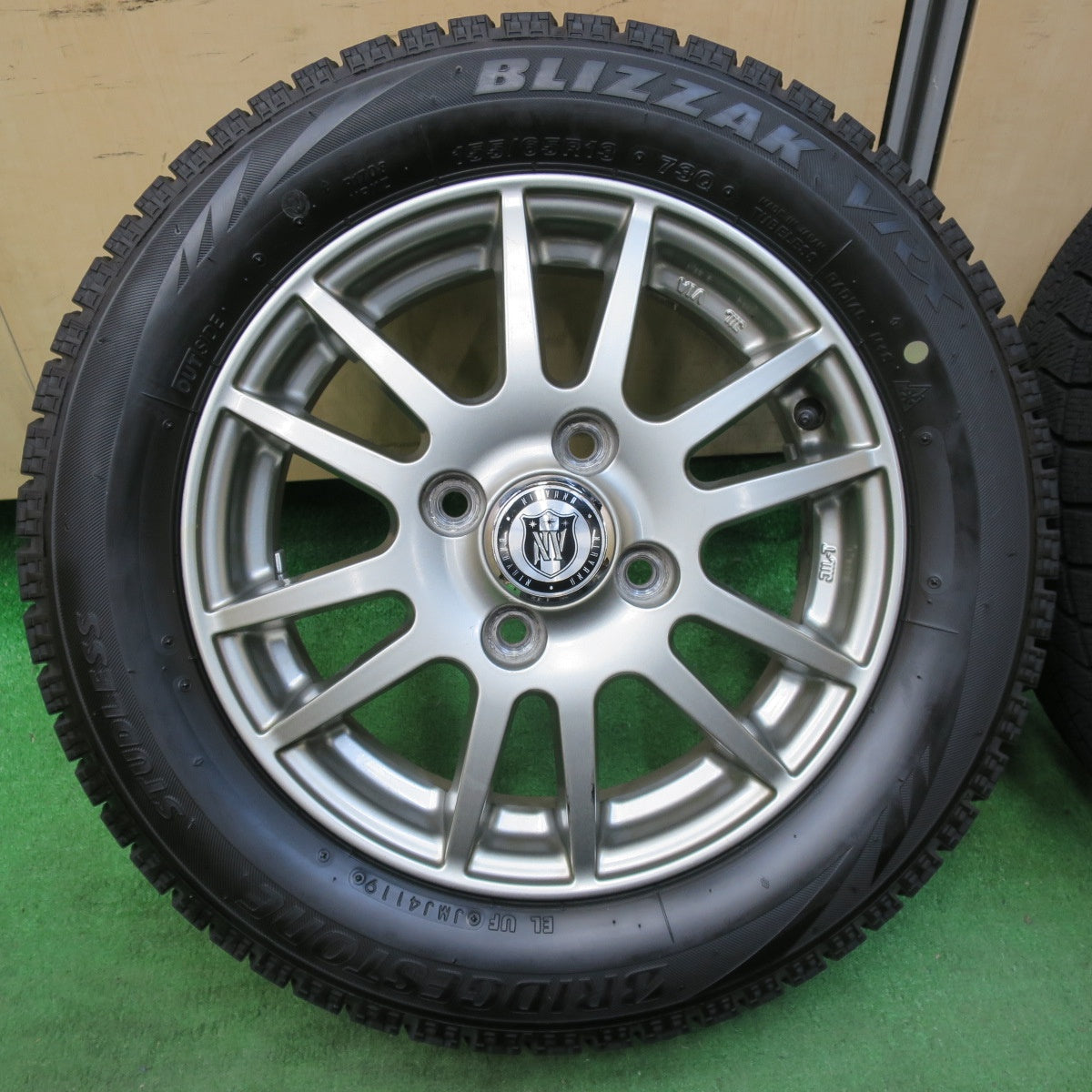 [送料無料] バリ溝！9.5分以上★スタッドレス 155/65R13 ブリヂストン ブリザック VRX NIRVANA NV ニルバーナ 13インチ PCD100/4H★4110812イス