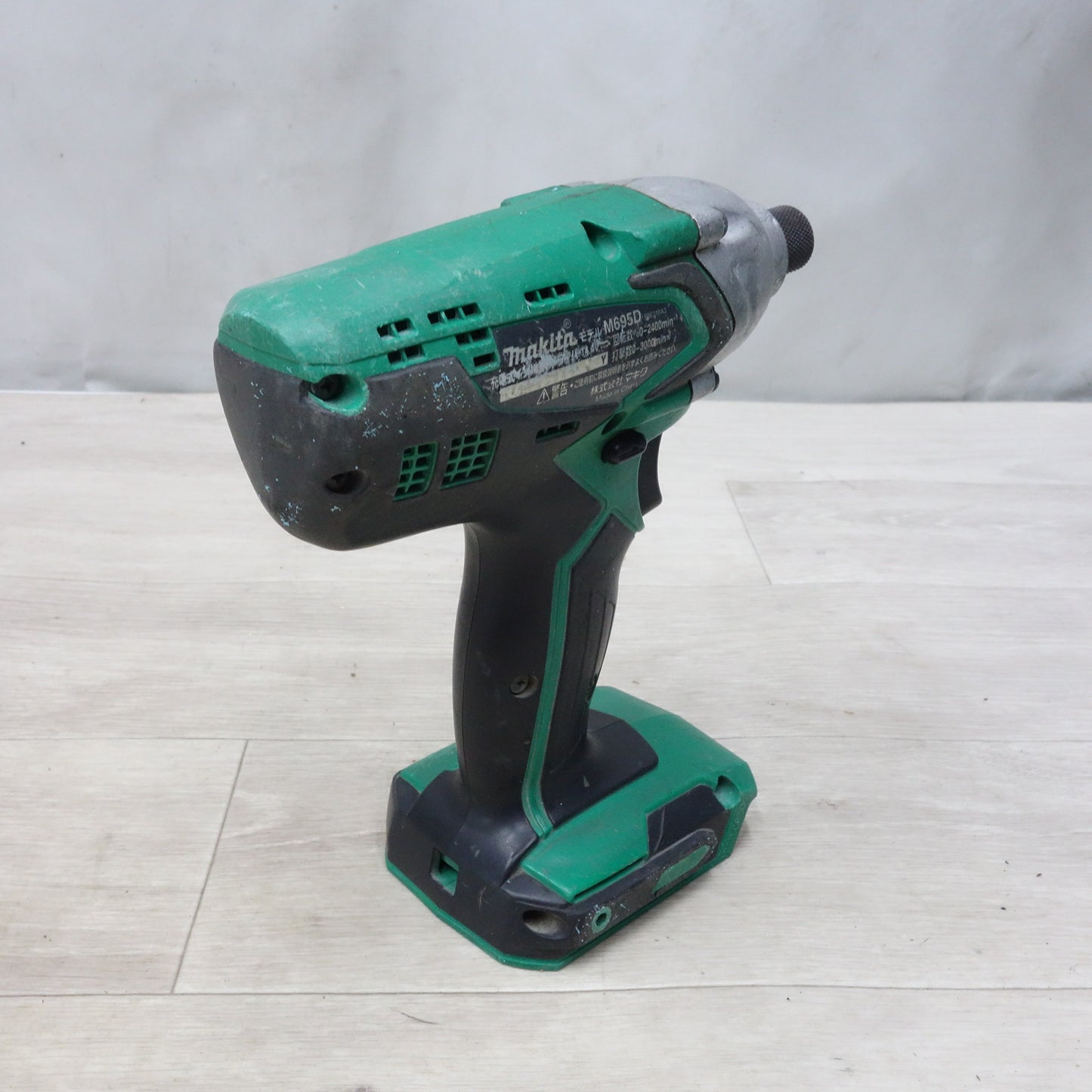 [送料無料] ◆マキタ 充電式 インパクト ドライバ 14.4V M695D ケース付き 電動 工具 ジャンク◆