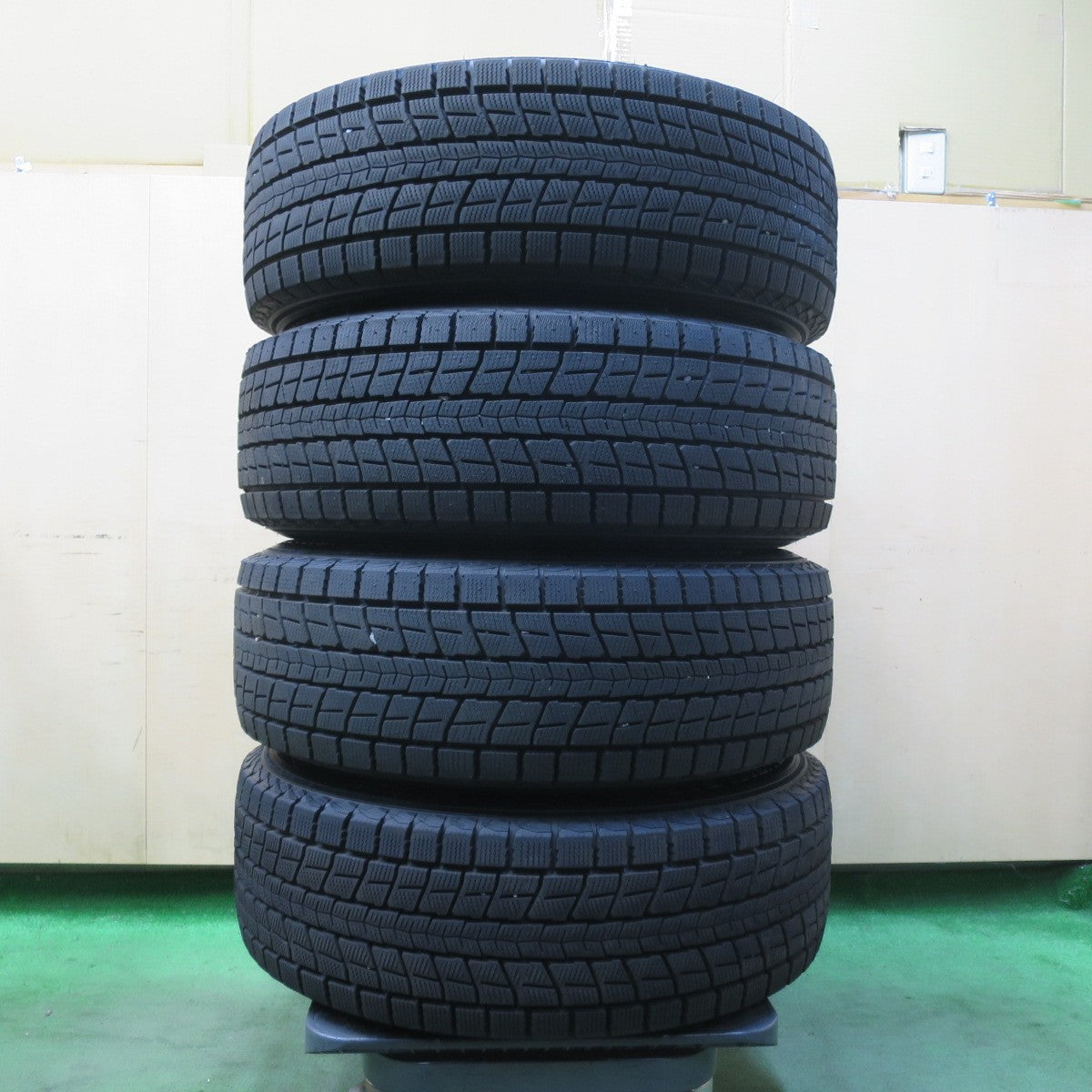 バリ溝！24年！キレイ！ほぼ10分★スタッドレス 225/60R17 ダンロップ ウインターマックス SJ8+ AIRNOVA SB10 エアノヴァ 17インチ PCD114.3/5H★5112401イス
