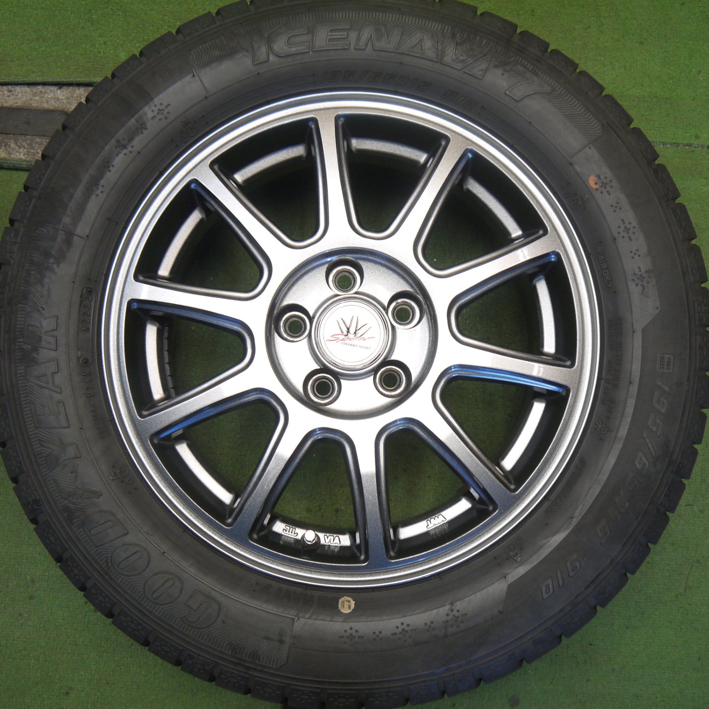 バリ溝！22年！キレイ！8.5分◎プリウス 等 LOXARNY SPORT 195/65R15 スタッドレス グッドイヤー アイスナビ7 ロクサーニ スポーツ 15インチ PCD100/5H◎6082402Hス