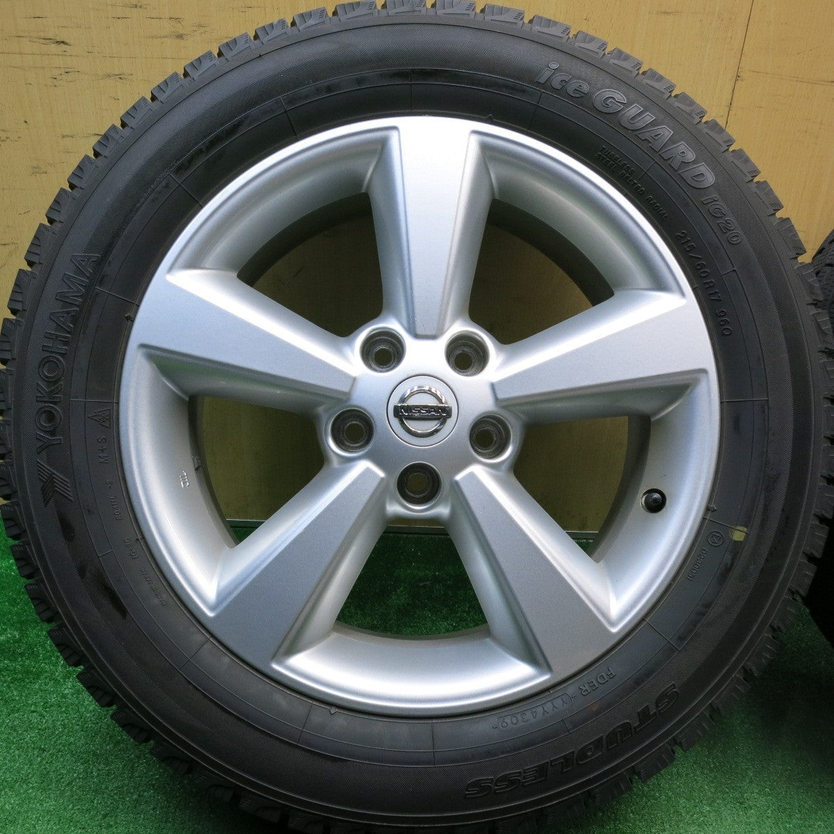 バリ溝！キレイ！9分★日産 デュアリス 純正 215/60R17 スタッドレス ヨコハマ アイスガード iG20 17インチ PCD114.3/5H★5122009HAス