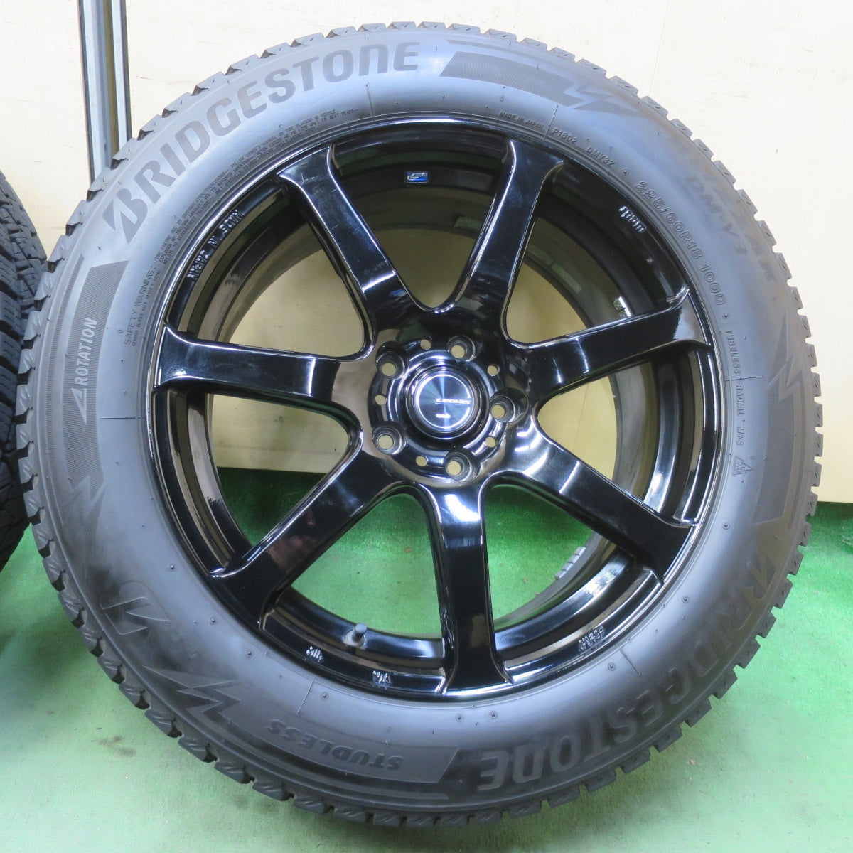 バリ溝！22年！キレイ！9分◎LEONIS NAVIA 07 AMF 225/60R18 スタッドレス ブリヂストン ブリザック DM-V3 レオニス ナヴィア 07 18インチ PCD114.3/5H◎6081703イス