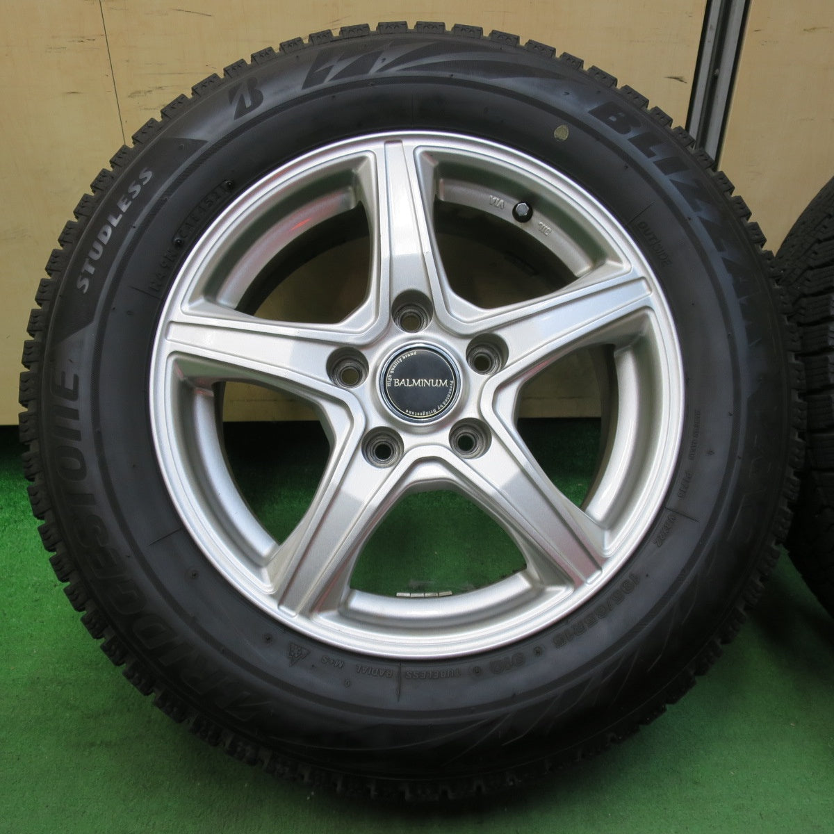 [送料無料] バリ溝！21年！キレイ！8.5分★スタッドレス 195/65R15 ブリヂストン ブリザック VRX2 BALMINUM バルミナ 15インチ PCD114.3/5H★4123015イス