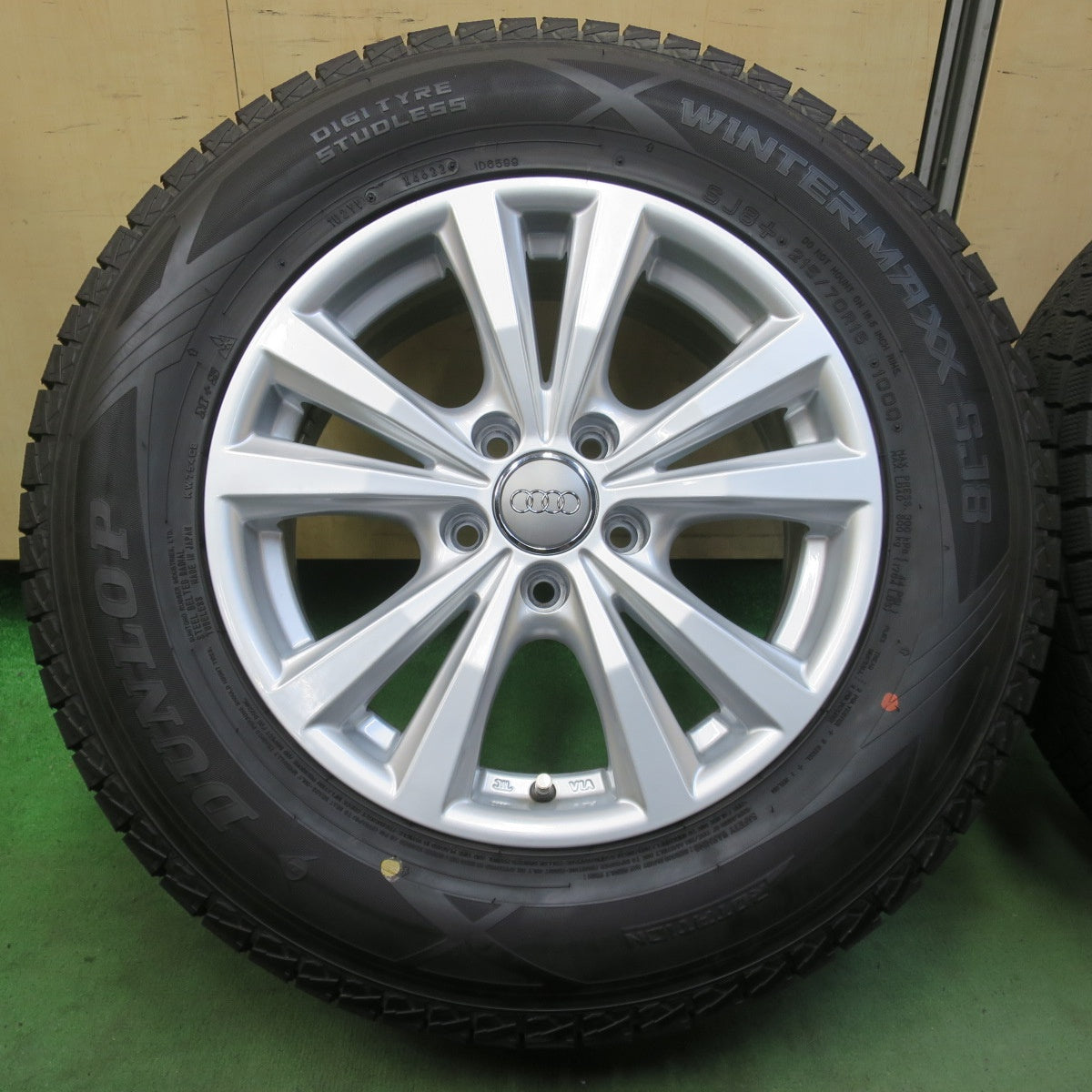 バリ溝！22年！キレイ！9.5分★アウディ 等 AGA Dorf 215/70R16 スタッドレス ダンロップ ウインターマックス SJ8 SJ8+ ドルフ 16インチ PCD112/5H★6050517イス
