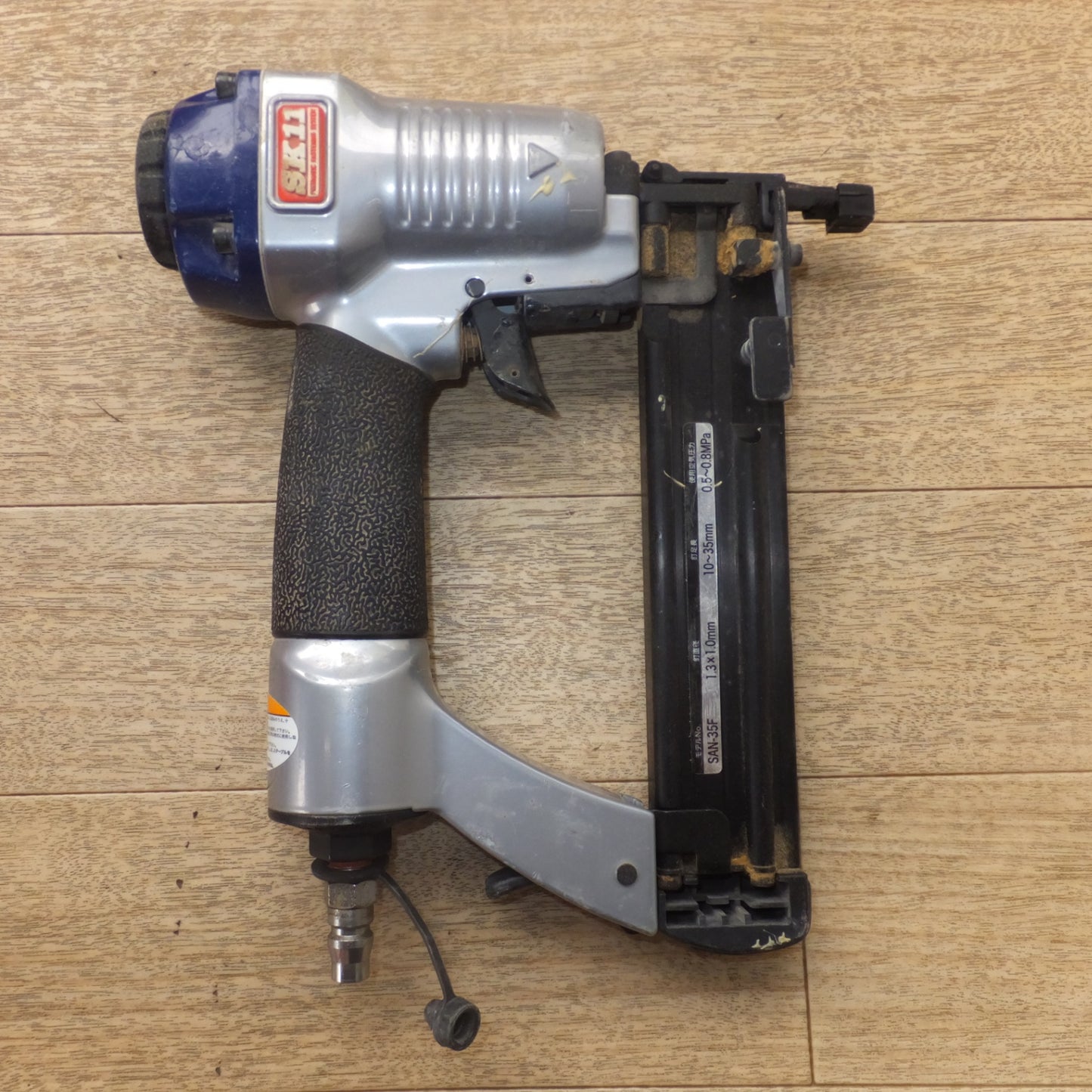 [送料無料] ★藤原産業 SK11 エアー釘打機 SAN-35F 常圧　釘直径 1.3×1.0mm 釘足長 10～35mm 使用空気圧力 0.5～0.8MPa★