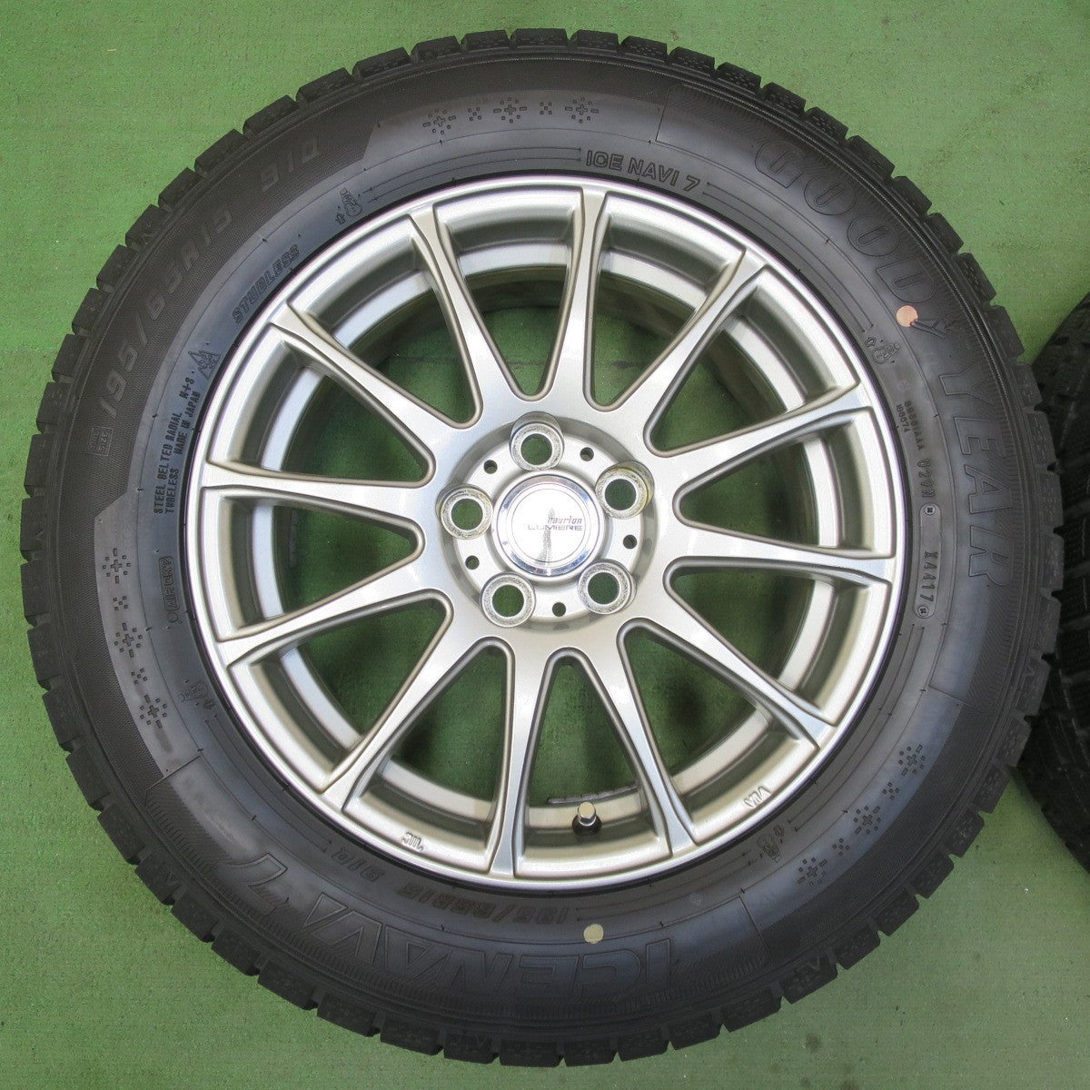 バリ溝！キレイ！9.5分★プリウス 等 195/65R15 スタッドレス グッドイヤー アイスナビ7 ravrion LUMIERE ラブリオン 15インチ PCD100/5H★5082604イス