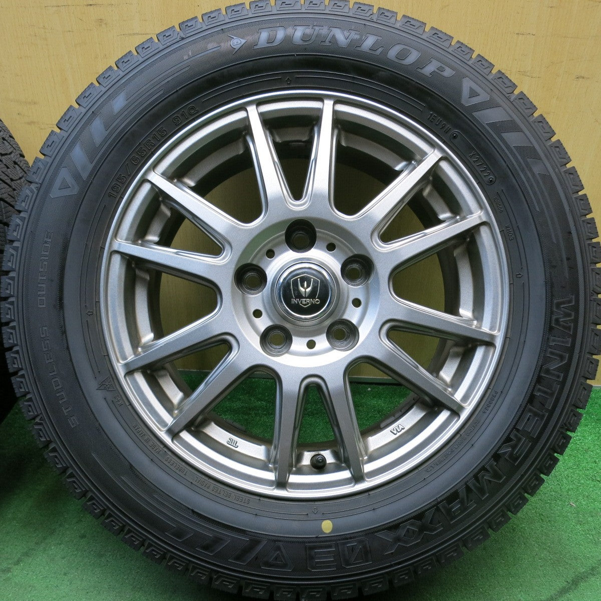 バリ溝！22年！キレイ！9.5分★スタッドレス 195/65R15 ダンロップ ウインターマックス 03 INVERNO 15インチ PCD114.3/5H★5082304HAス