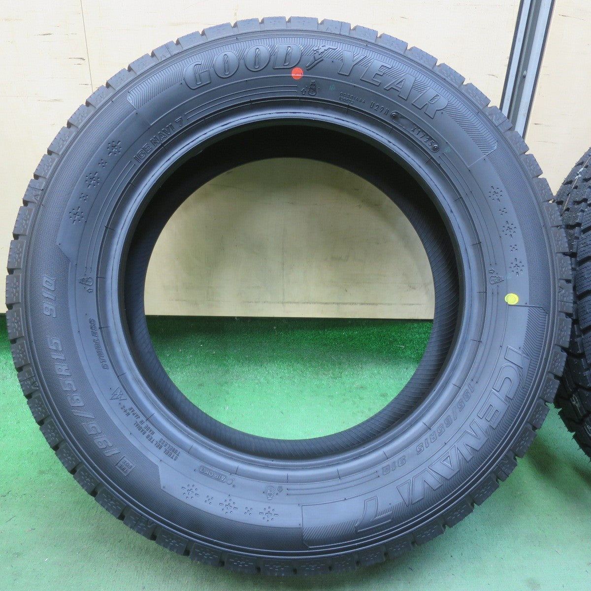 未使用！25年★スタッドレス 195/65R15 グッドイヤー アイスナビ7 タイヤ 15インチ プリウス ノア ヴォクシー 等★6022102イスタ