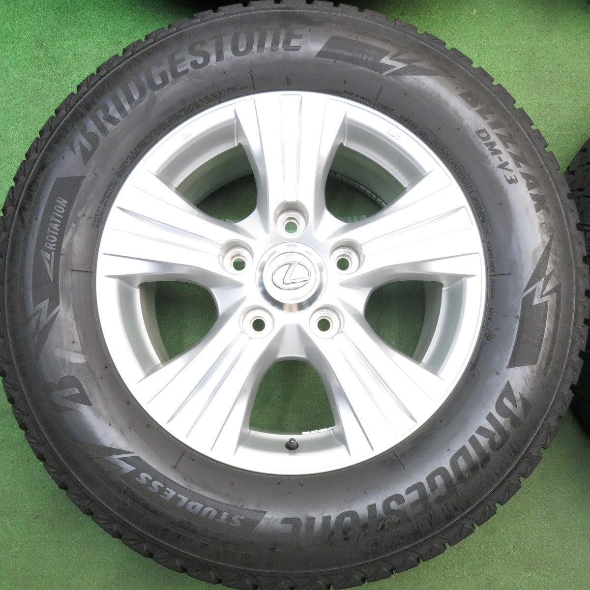 バリ溝！キレイ！9.5分◎レクサス LX 570 純正 285/60R18 スタッドレス ブリヂストン ブリザック DM-V3 18インチ PCD150/5H◎6101011HAス