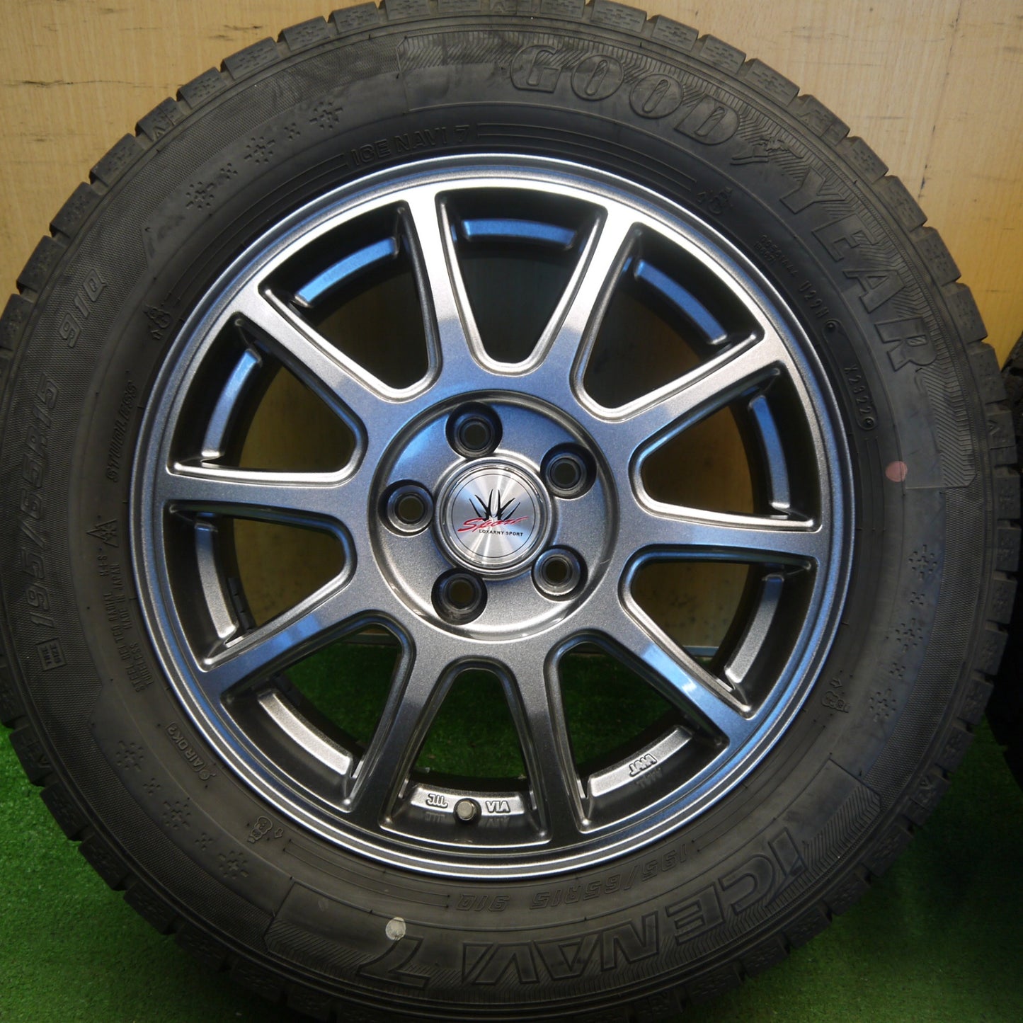 バリ溝！22年！キレイ！8.5分◎プリウス 等 LOXARNY SPORT 195/65R15 スタッドレス グッドイヤー アイスナビ7 ロクサーニ スポーツ 15インチ PCD100/5H◎6082402Hス