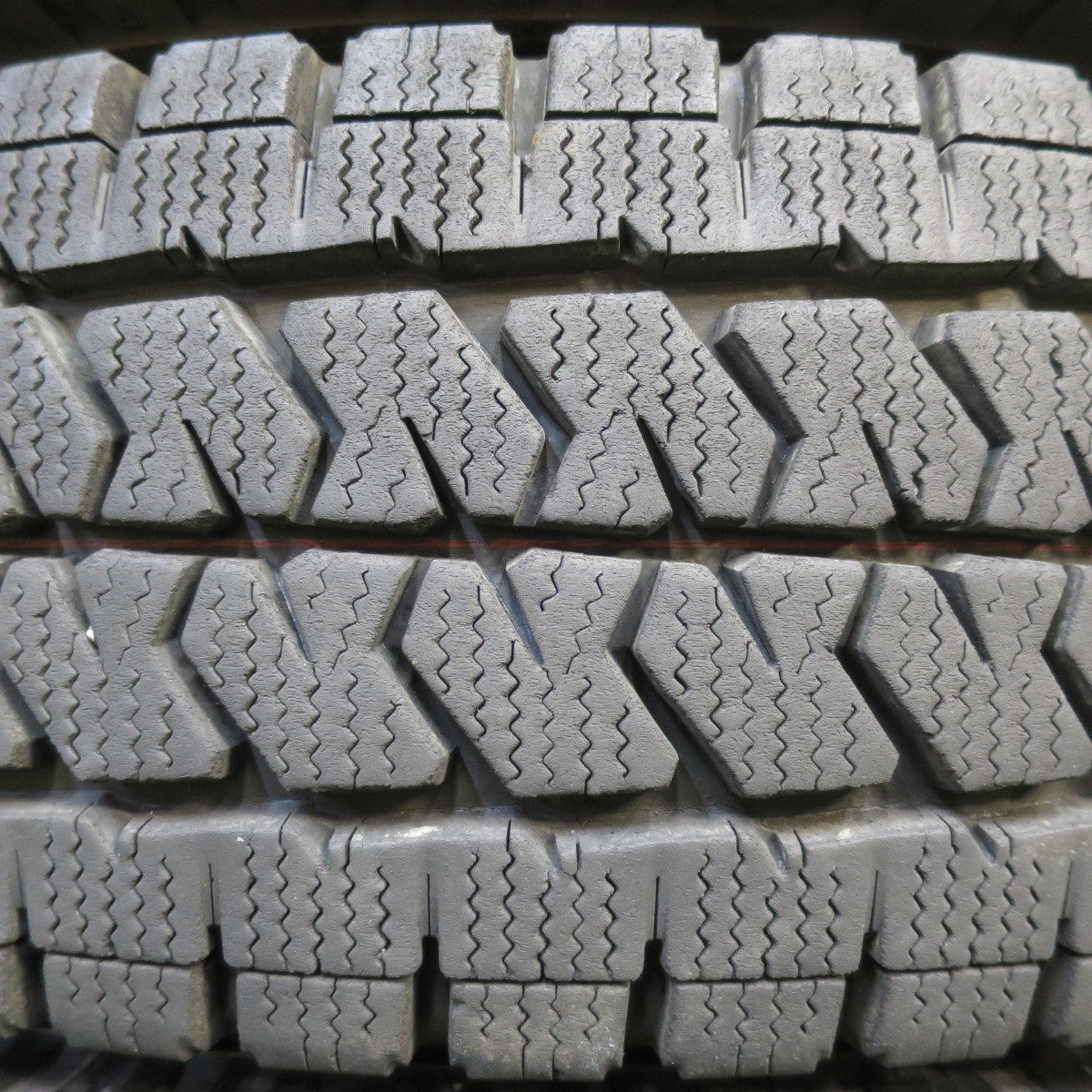 [送料無料] バリ溝！22年！9.5分★スタッドレス 195/80R15 107/105N ブリヂストン ブリザック VL10 タイヤ 15インチ ハイエース キャラバン 等★4111807イスタ