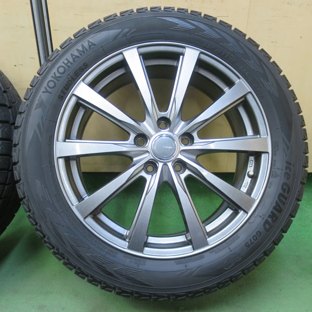 バリ溝！キレイ！9.5分★スタッドレス 225/55R18 ヨコハマ アイスガード G075 GRASS グラス 18インチ PCD114.3/5H★6041107イス
