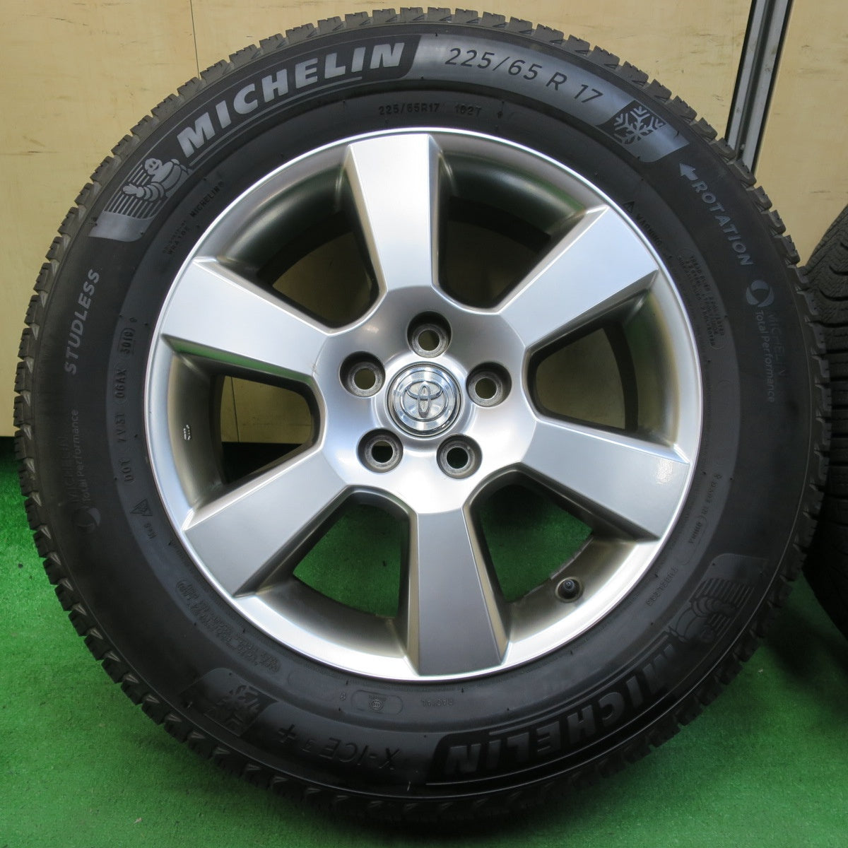 *送料無料* キレイ★トヨタ 30系 ハリアー 純正 225/65R17 スタッドレス ミシュラン X-ICE3+ 17インチ PCD114.3/5H★4062704イス