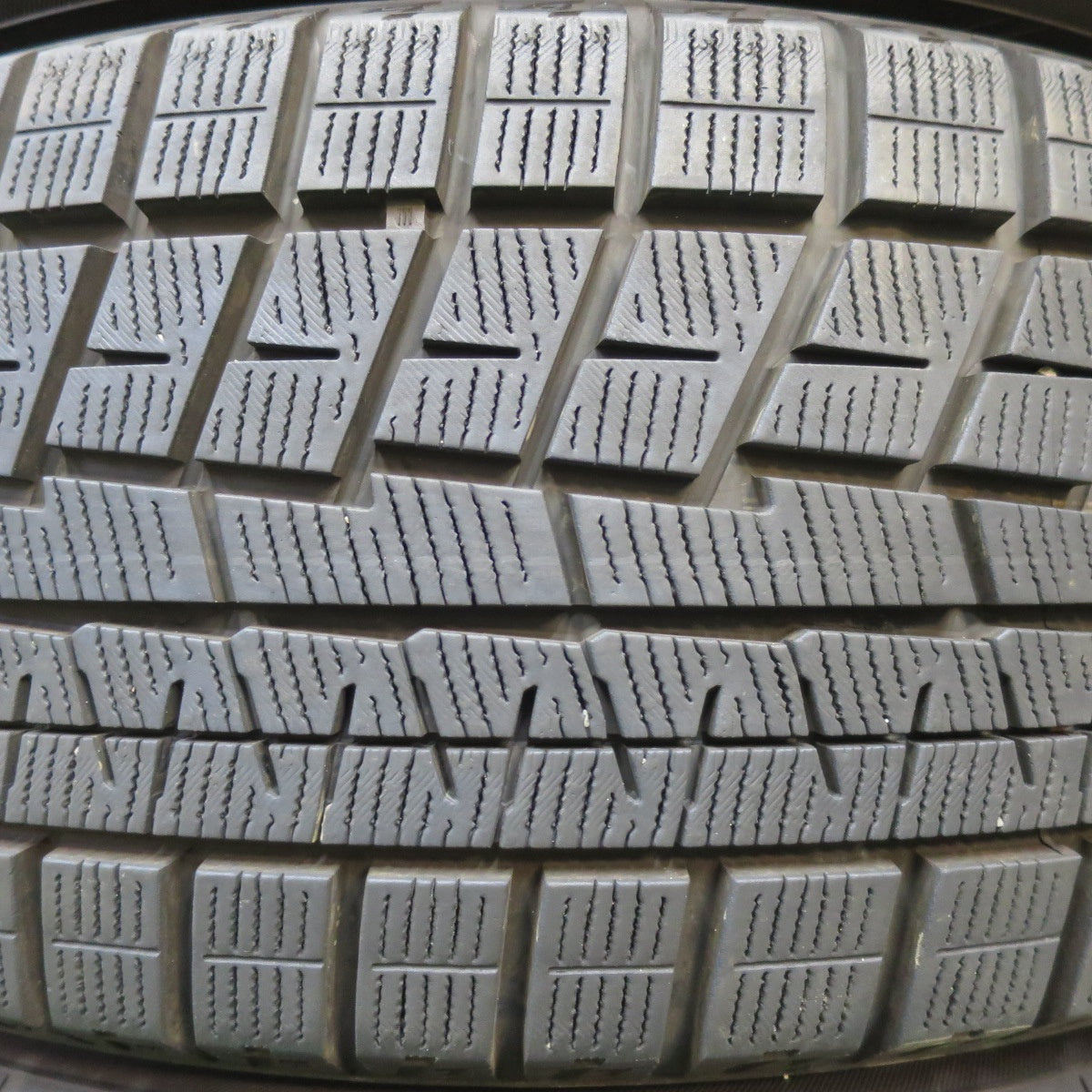 [送料無料] バリ溝！22年！9.5分以上★スタッドレス 215/55R17 ヨコハマ アイスガード iG60 タイヤ 17インチ ヴェゼル カムリ クラウン 等★4111302イスタ