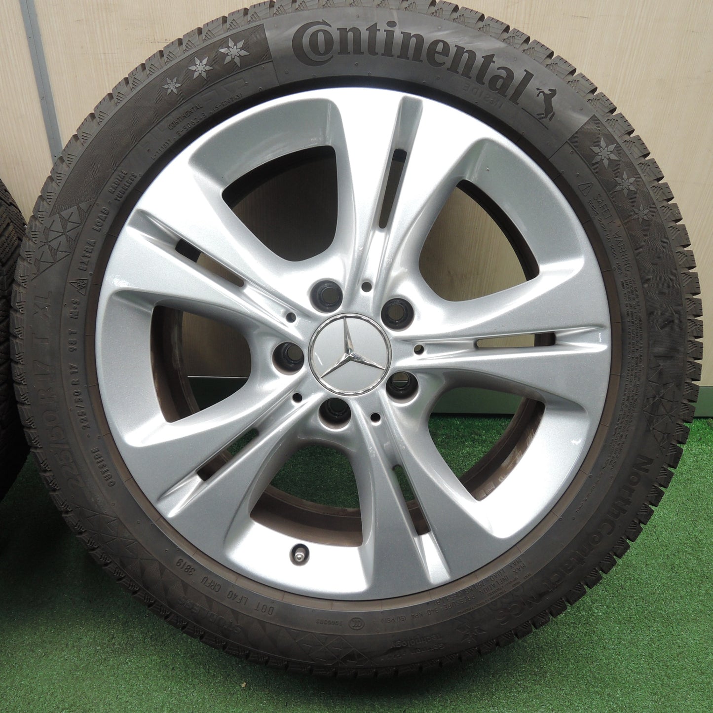 *送料無料* バリ溝！キレイ！9分★ベンツ Cクラス W205 純正 225/50R17 スタッドレス コンチネンタル ノースコンタクト NC6 17インチ PCD112/5H★4031910TNス