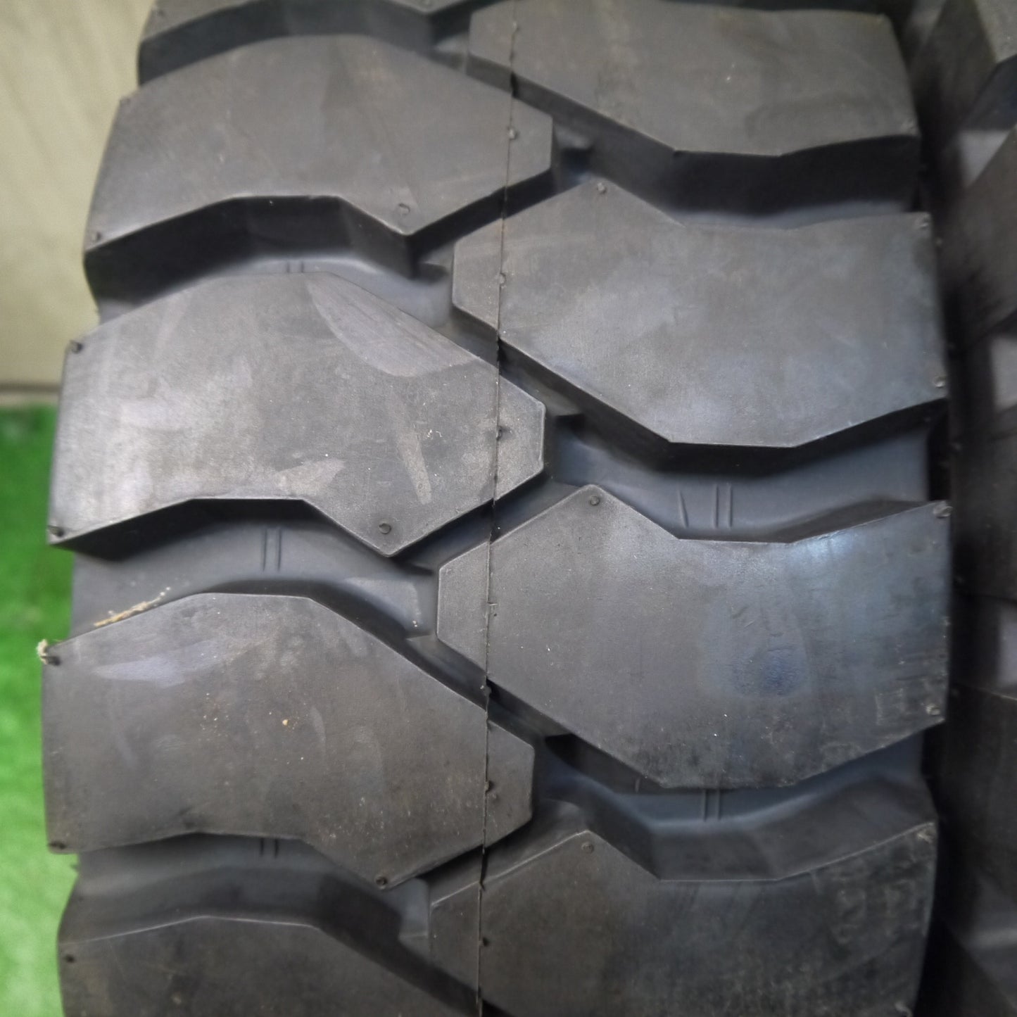 未使用！25年！2本★フォークリフト タイヤ 23×9-10 16PR ダンロップ POWER LIFTER M 21×8/23×9R10★6063005KKノタ