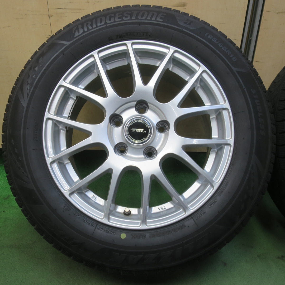 キレイ！22年◎スタッドレス 195/65R16 ブリヂストン ブリザック VRX3 TOPRUN トップラン 16インチ PCD114.3/5H◎6080605イス