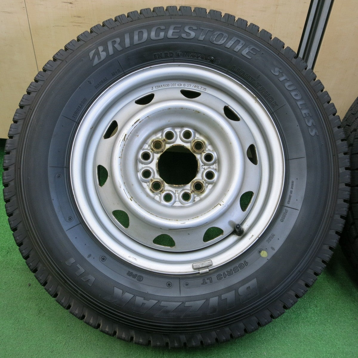 *送料無料* バリ溝！20年！9.5分★スタッドレス 165R13 6PR ブリヂストン ブリザック VL1 スチール 13インチ PCD100 110 114.3/4H マルチ★4042906イス
