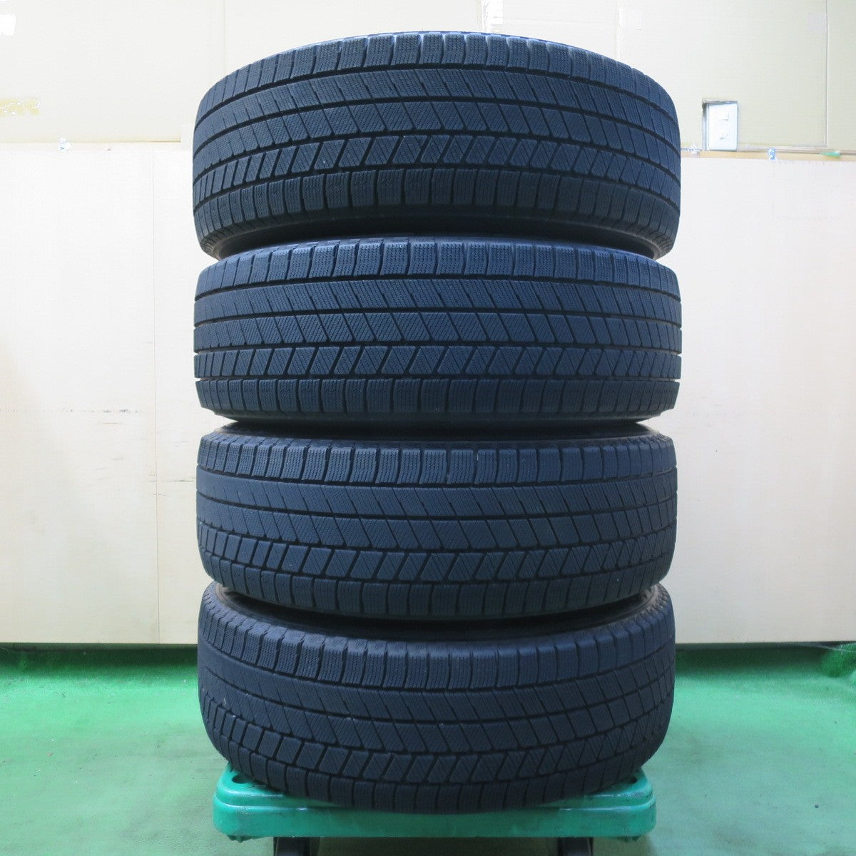 バリ溝！22年！キレイ！9.5分★スタッドレス 235/60R18 ブリヂストン ブリザック VRX3 ECO FORME エコフォルム 18インチ PCD114.3/5H★5063011イス