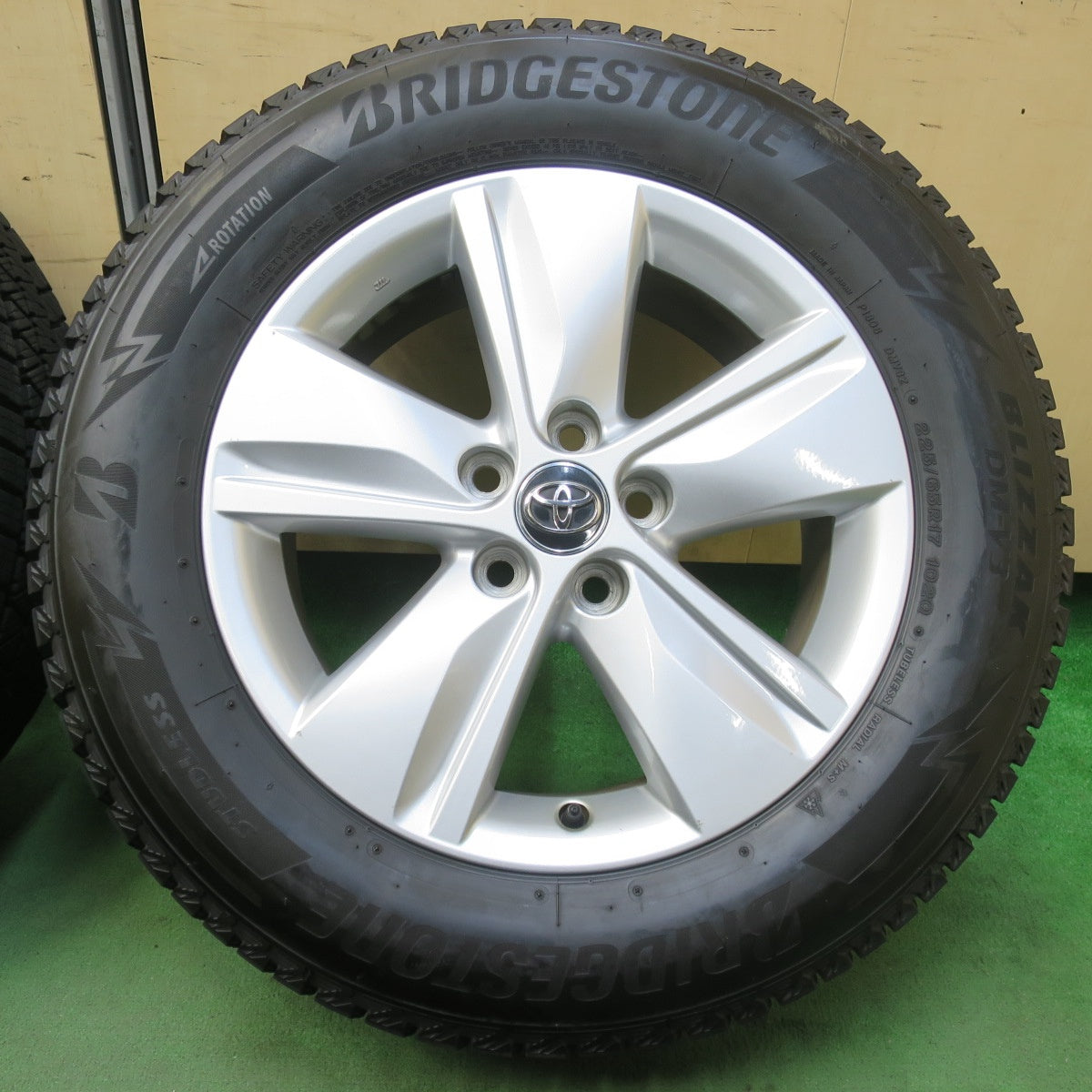 バリ溝！22年！キレイ！9.5分★トヨタ 60系 ハリアー 純正 225/65R17 スタッドレス ブリヂストン ブリザック DM-V3 17インチ PCD114.3/5H★5103018イス