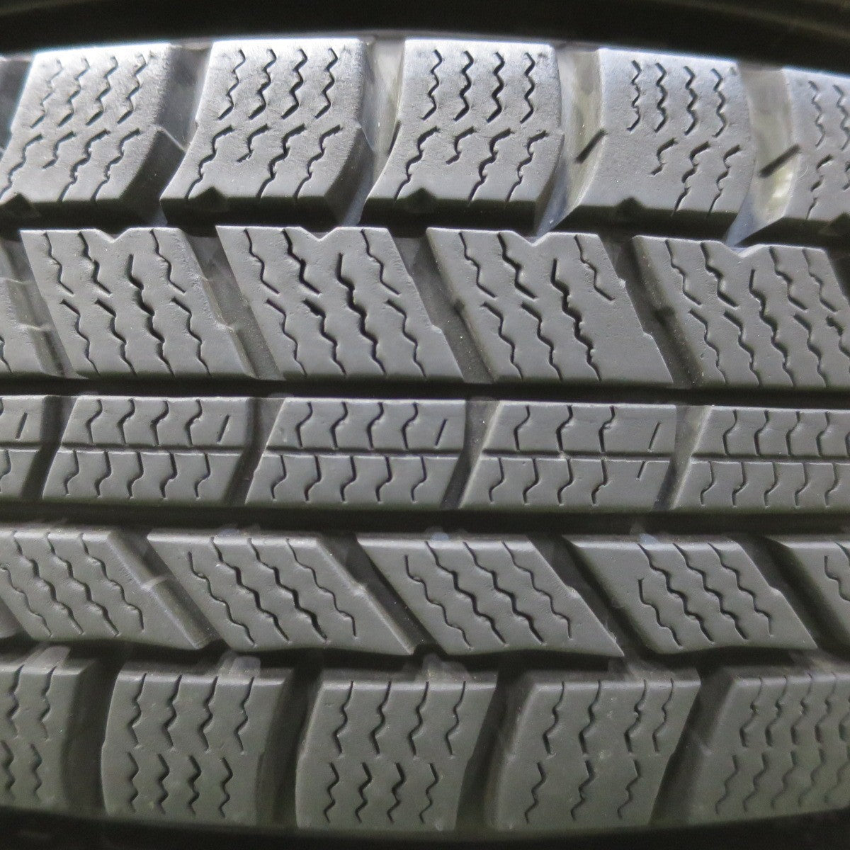 バリ溝！23年！キレイ！8.5分◎スタッドレス 145/80R13 オートバックス ノーストレック N5 Exceeder エクシーダー 13インチ PCD100/4H◎6072609イス