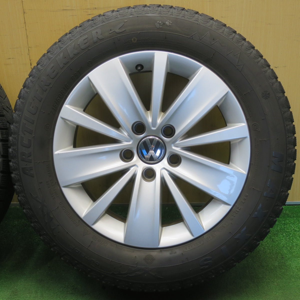 バリ溝！キレイ！9.5分★ワーゲン シャラン 純正 215/60R16 スタッドレス アイリンク ウインター IL868 マキシス アークティックトレッカー 16インチ PCD112/5H★6051903NJス