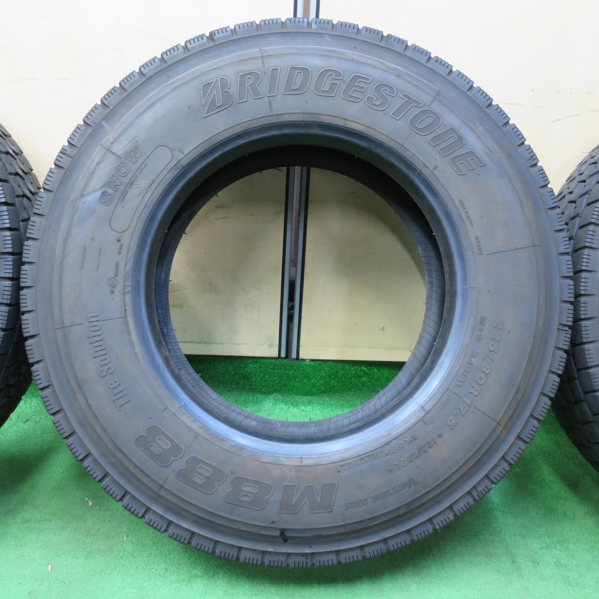送料無料* バリ溝！22年！9分☆トラック タイヤ 225/80R17.5 123/122L