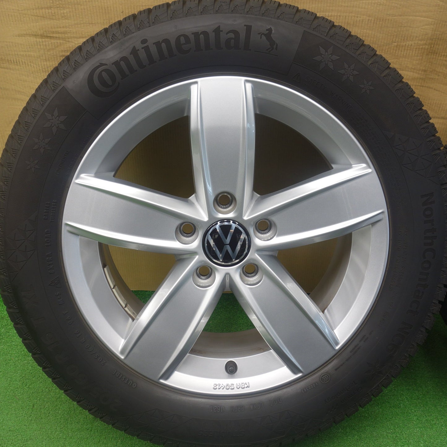 バリ溝！キレイ！8.5分◎ワーゲン ゴルフ トゥーラン 等 純正 205/60R16 スタッドレス コンチネンタル ノースコンタクト NC6 16インチ PCD112/5H◎6070402KTス