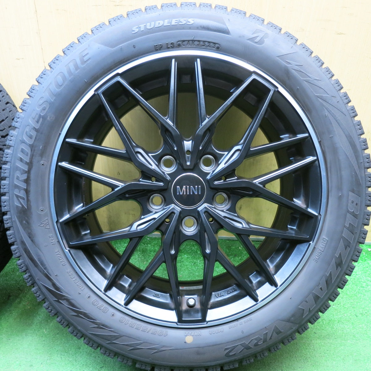 バリ溝！23年！キレイ！9.5分◎BMW MINI 等 EUROBAHN nurburg MTX 195/55R16 スタッドレス ブリヂストン ブリザック VRX2 ユーロバーン ニュルブルグ 16インチ PCD112/5H◎6101107HAス