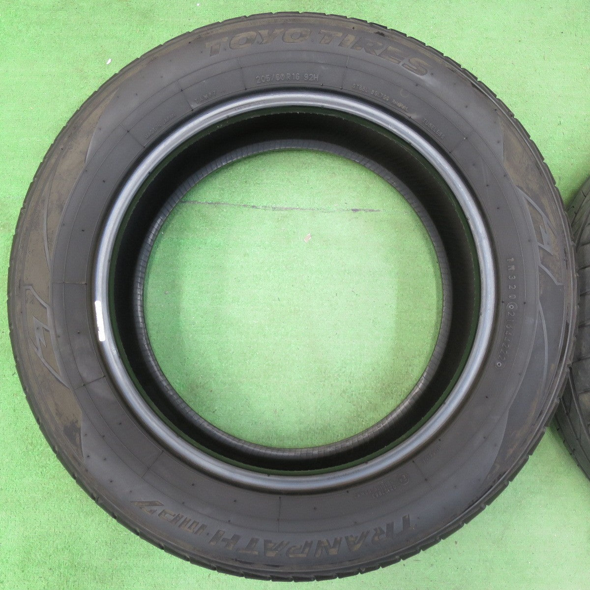 [送料無料] バリ溝！22年！9分★205/60R16 トーヨー トランパス MP7 タイヤ 16インチ ノア ヴォクシー プリウスα ステップワゴン 等★5011501イノタ