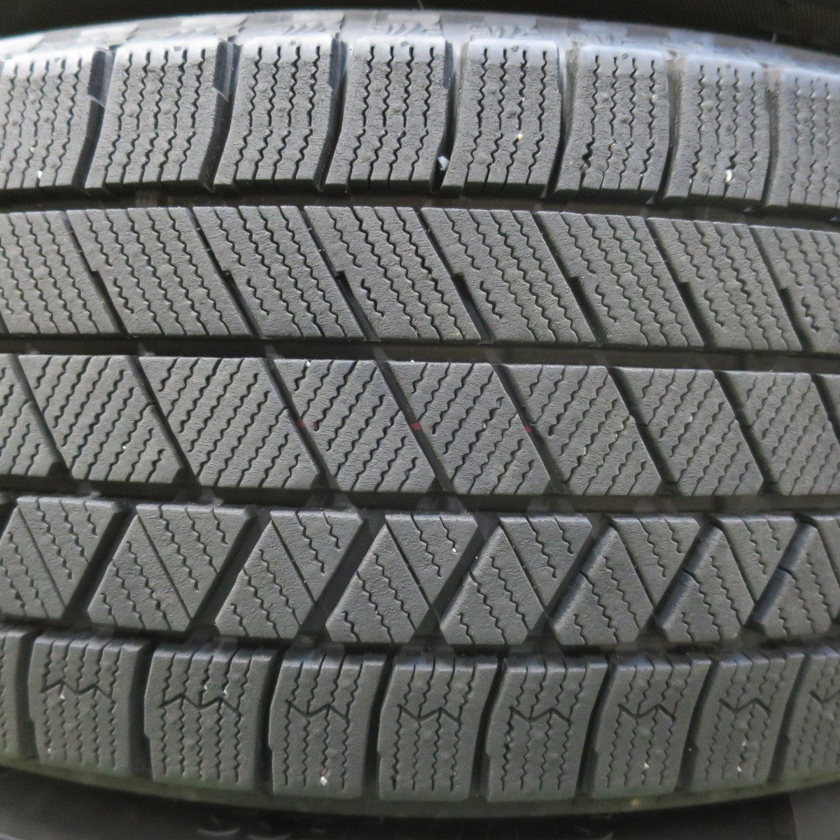 バリ溝！23年！キレイ！9.5分★LOXARNY SPORT 195/60R17 スタッドレス ブリヂストン ブリザック VRX3 ロクサーニ スポーツ 17インチ PCD114.3/5H★5061802イス