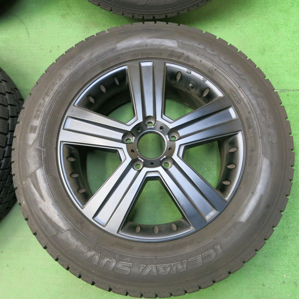 [送料無料] バリ溝！キレイ！9.5分★ベンツ ゲレンデ 等 Euro Premium 265/60R18 スタッドレス グッドイヤー アイスナビ SUV ユーロプレミアム PCD130/5H★4091601ナス