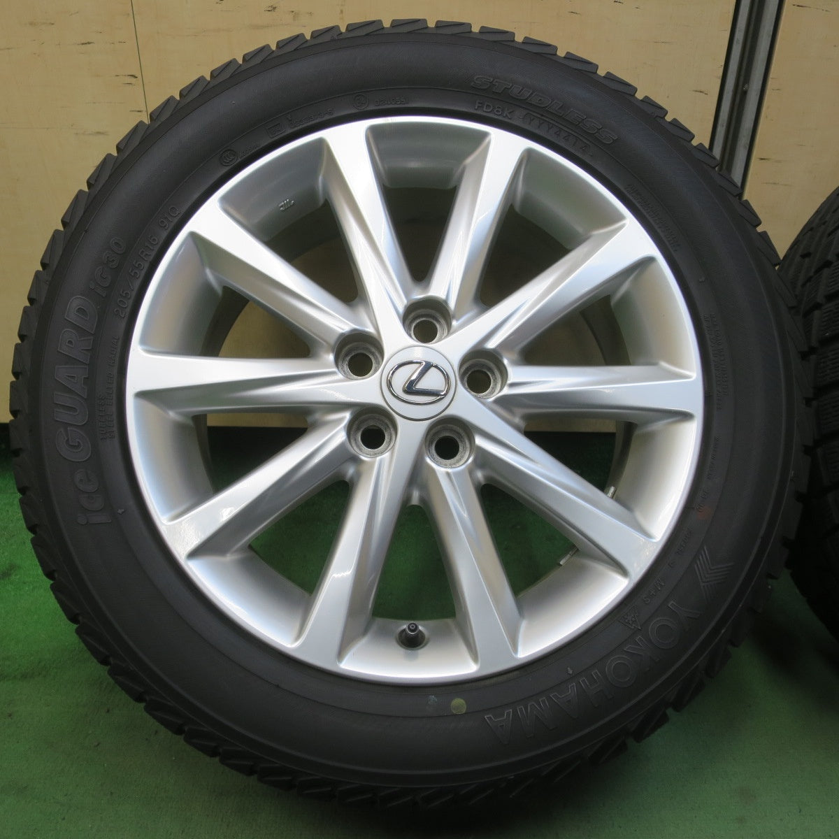 キレイ★レクサス CT 純正 205/55R16 スタッドレス ヨコハマ アイスガード iG30 16インチ PCD100/5H★6032507イス