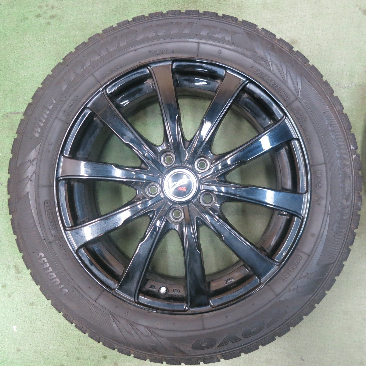 バリ溝！キレイ！9.5分★スタッドレス 215/60R17 トーヨー ウインター トランパス TX Fang ファング 17インチ PCD114.3/5H★6032101SKス