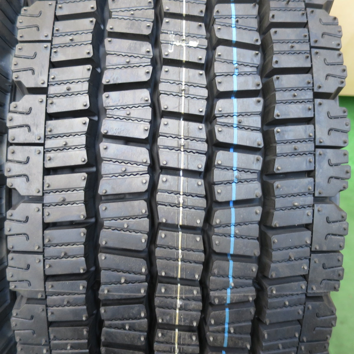 未使用！25年！2本★トラック タイヤ 245/70R19.5 136/134J スタッドレス ダンロップ デクテス SP081 DECTES 19.5インチ★5122203イスタ