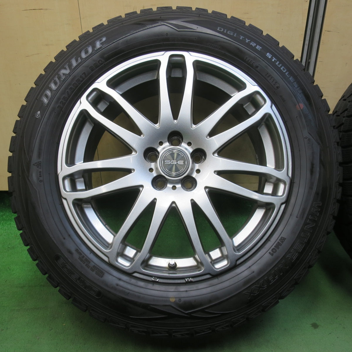 バリ溝！9分★フォレスター 等 225/60R17 スタッドレス ダンロップ ウインターマックス WM01 SG-E 社外 アルミ 17インチ PCD100/5H★5123011イス