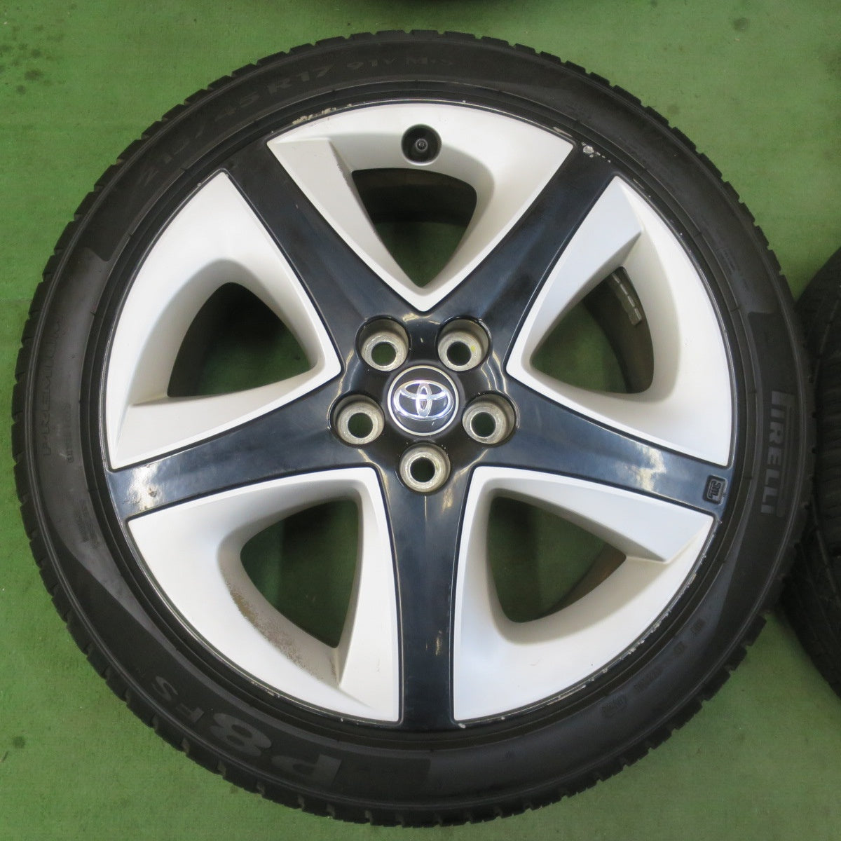 バリ溝！24年！9.5分★トヨタ 50系 プリウス ツーリング 純正 215/45R17 ピレリ P8 FS 17インチ PCD100/5H★6022504イノ