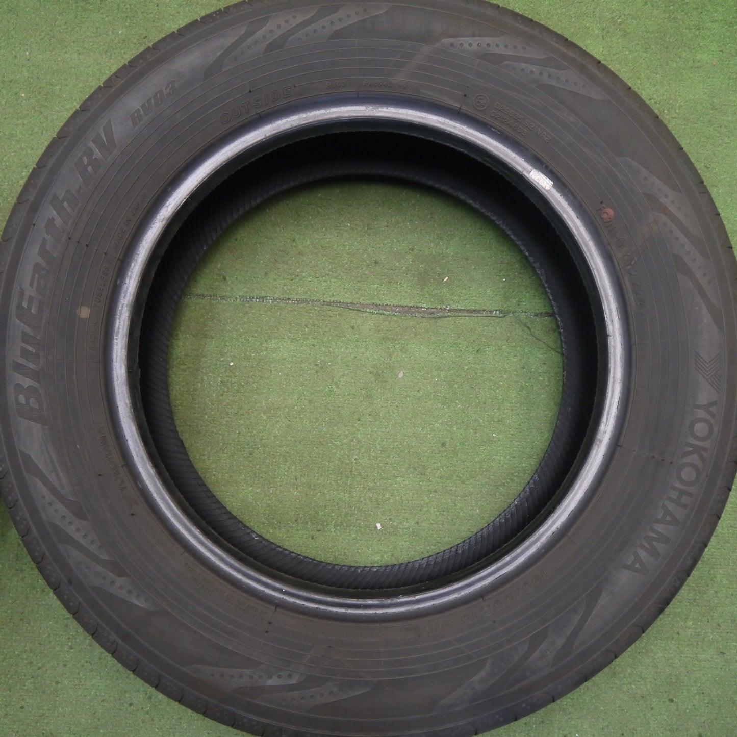 バリ溝！24年！9.5分★195/65R15 ヨコハマ BluEarth-RV RV03 ブルーアース 15インチ タイヤ プリウス ノア ヴォクシー ステップワゴン 等★6060208Hノ