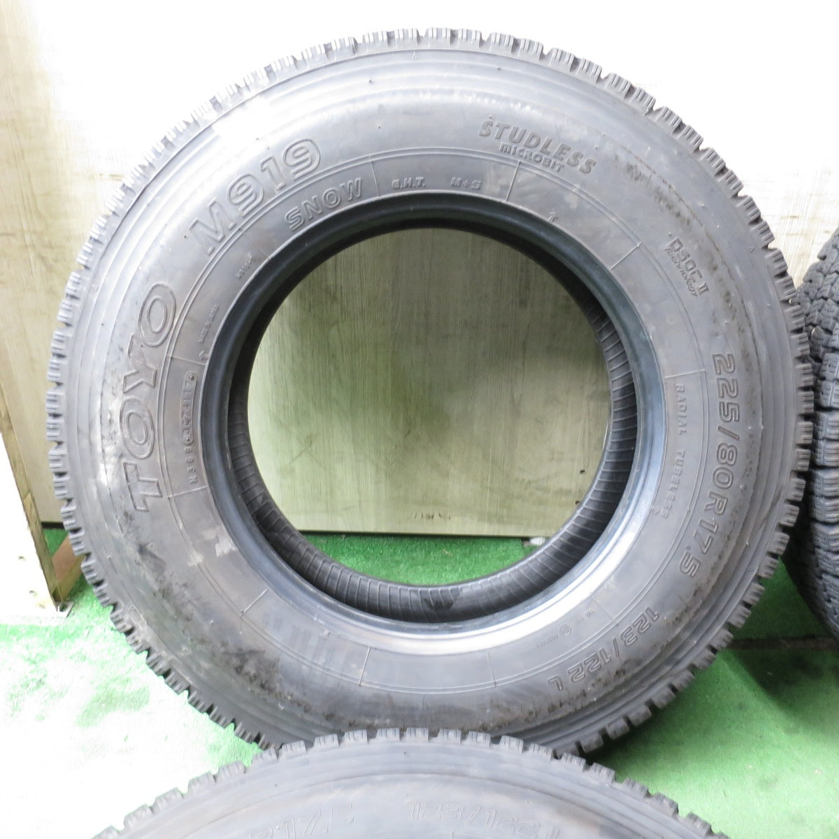 *送料無料* バリ溝！9分★トラック タイヤ 225/80R17.5 123/122L スタッドレス トーヨー M919 17.5インチ★4052804クスタ