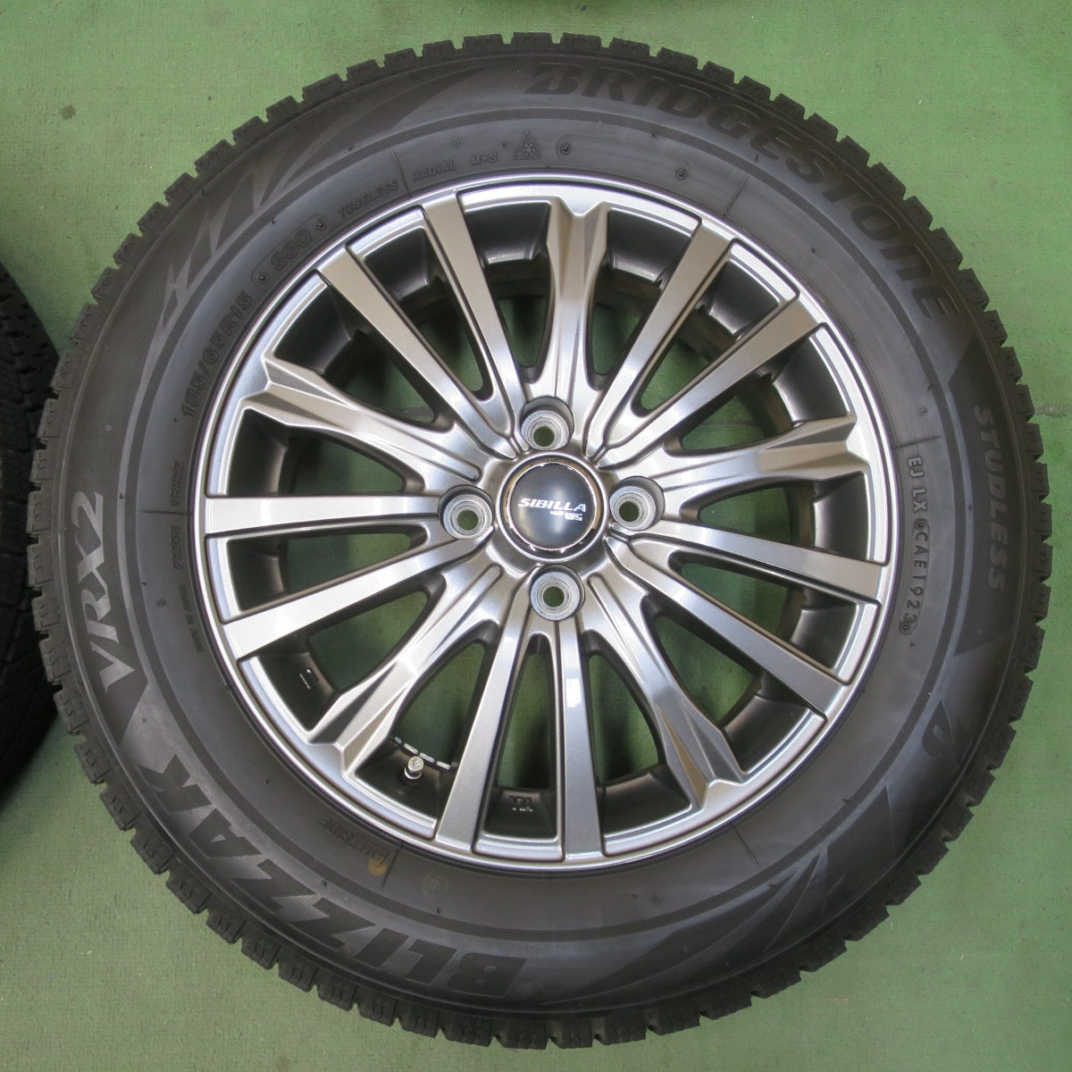 バリ溝！23年！キレイ！9.5分★スタッドレス 185/65R15 ブリヂストン ブリザック VRX2 SIBILLA NEXT W5 シビラ ネクスト 15インチ PCD100/4H★6042809イス